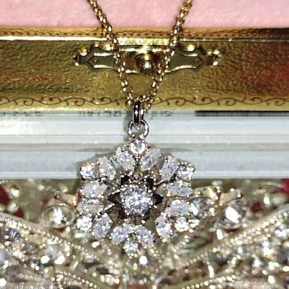 Juicy Couture Iridescent ❄️ Necklace Never Removed from Original 🎁 NWT - Picture 10 of 13